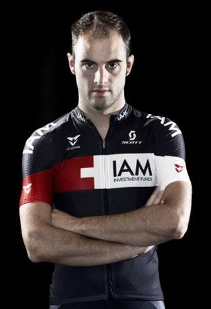 E’ nera anche la divisa della svizzera IAM, il team Professional in cui corre Matteo Pelucchi